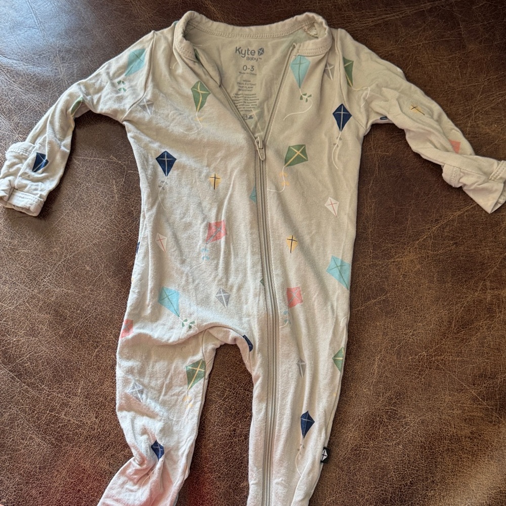 Kyte Baby Kite Print footie- 0-3mont